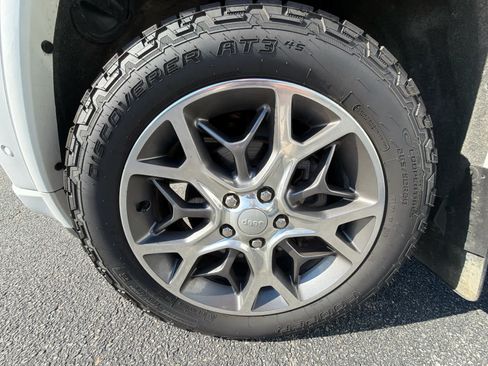 Used 2020 Jeep Grand Cherokee Overland AWD/4WD image 27