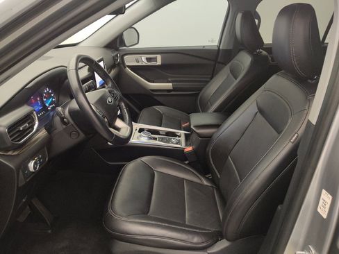 Used 2021 Ford Explorer Limited w/ Equipment Group 301A AWD/4WD image 17
