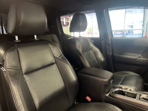 Used 2018 Toyota Tacoma TRD Off-Road image 39