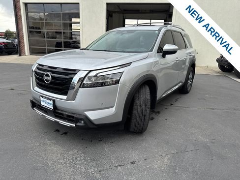 Used 2022 Nissan Pathfinder Platinum AWD/4WD image 3