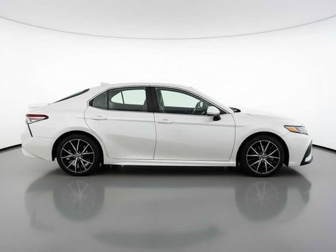 Used 2023 Toyota Camry SE image 3