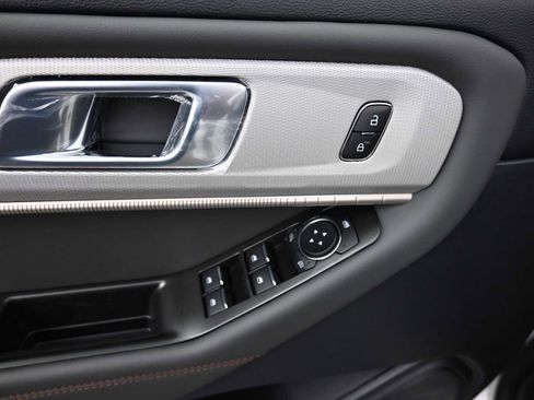 Used 2025 Ford Explorer Active w/ Active Comfort Package image 18