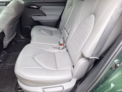 Used 2023 Toyota Highlander XLE image 23