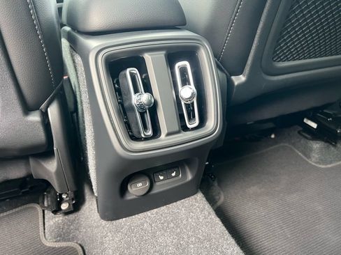 Certified 2024 Volvo XC40 B5 Plus AWD/4WD image 23