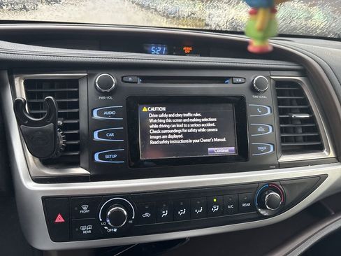 Used 2018 Toyota Highlander LE image 19