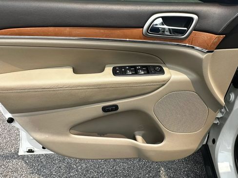 Used 2011 Jeep Grand Cherokee Overland AWD/4WD image 26