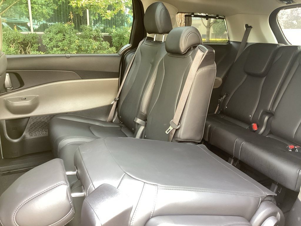 Used 2025 Kia Carnival SX FWD image 6