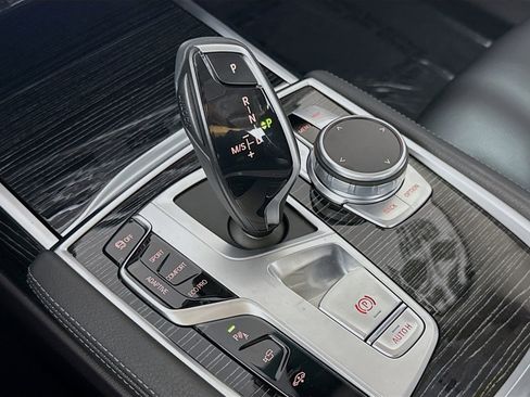 Certified 2022 BMW 740i image 17