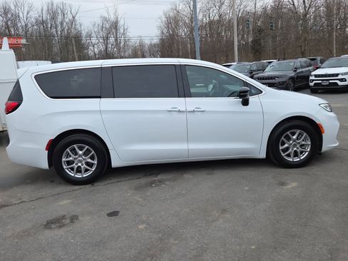 Used 2025 Chrysler Pacifica Select image 3