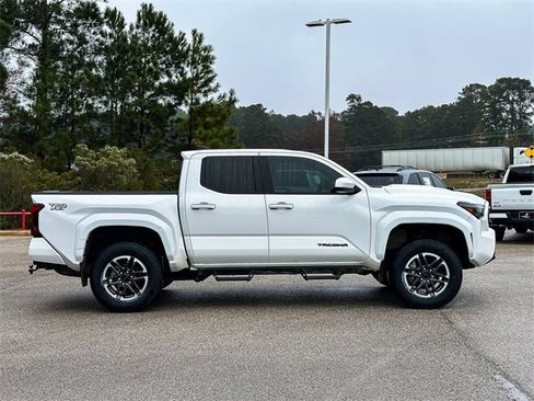 Used 2024 Toyota Tacoma TRD Sport image 9