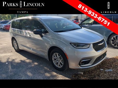 Used 2024 Chrysler Pacifica Touring-L w/ Uconnect Theater Family Group FWD image 3