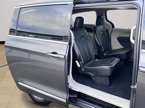 Used 2022 Chrysler Pacifica Limited image 32