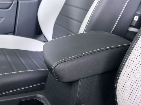 Used 2025 Volkswagen Taos SEL image 21