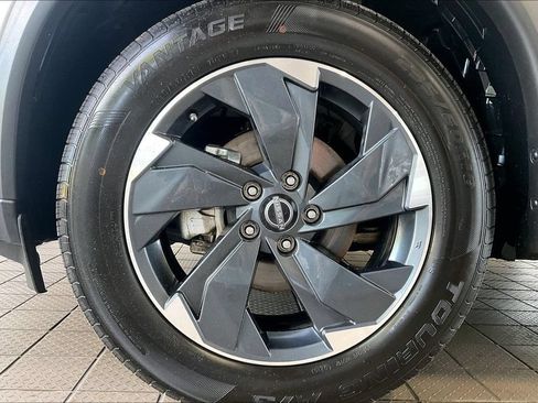 Used 2025 Nissan Rogue SV AWD/4WD image 31