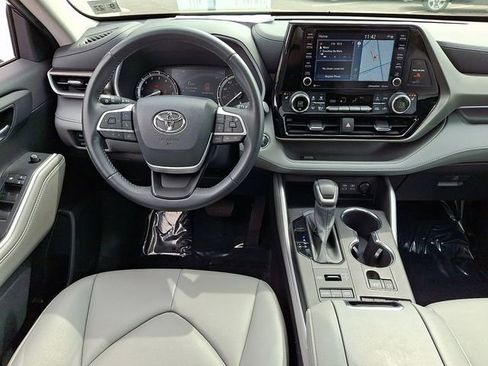 Used 2022 Toyota Highlander XLE image 12