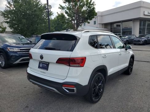 Used 2023 Volkswagen Taos SE w/ Panoramic Sunroof Package FWD image 4