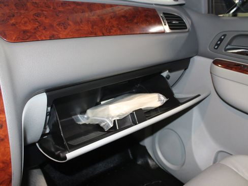 Used 2011 Chevrolet Avalanche LTZ image 21