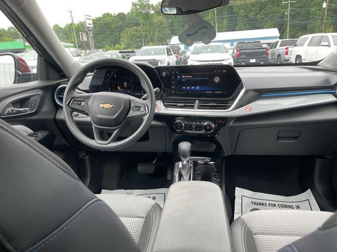 Certified 2025 Chevrolet Trax LT FWD image 15