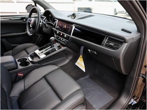Certified 2025 Porsche Macan image 27