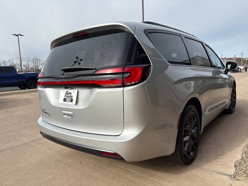 New 2026 Chrysler Pacifica Select w/ S Appearance Package image 9