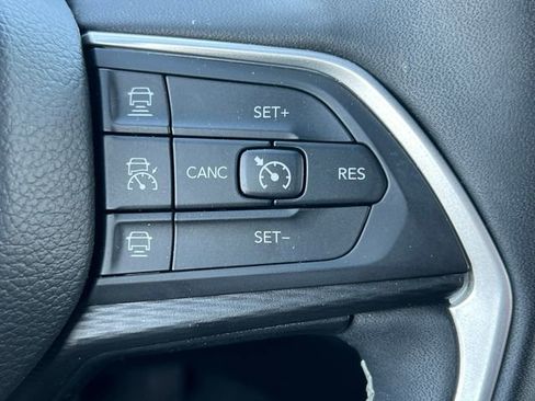 Used 2023 Jeep Grand Cherokee L Laredo AWD/4WD image 7