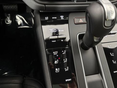Certified 2025 Porsche Macan AWD/4WD image 30
