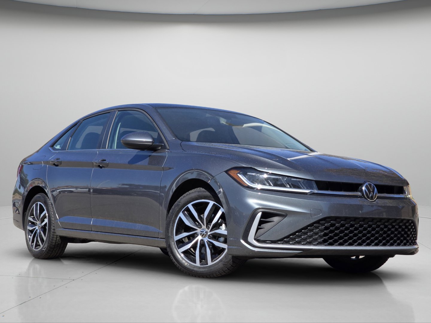 Used 2025 Volkswagen Jetta SE FWD image 2