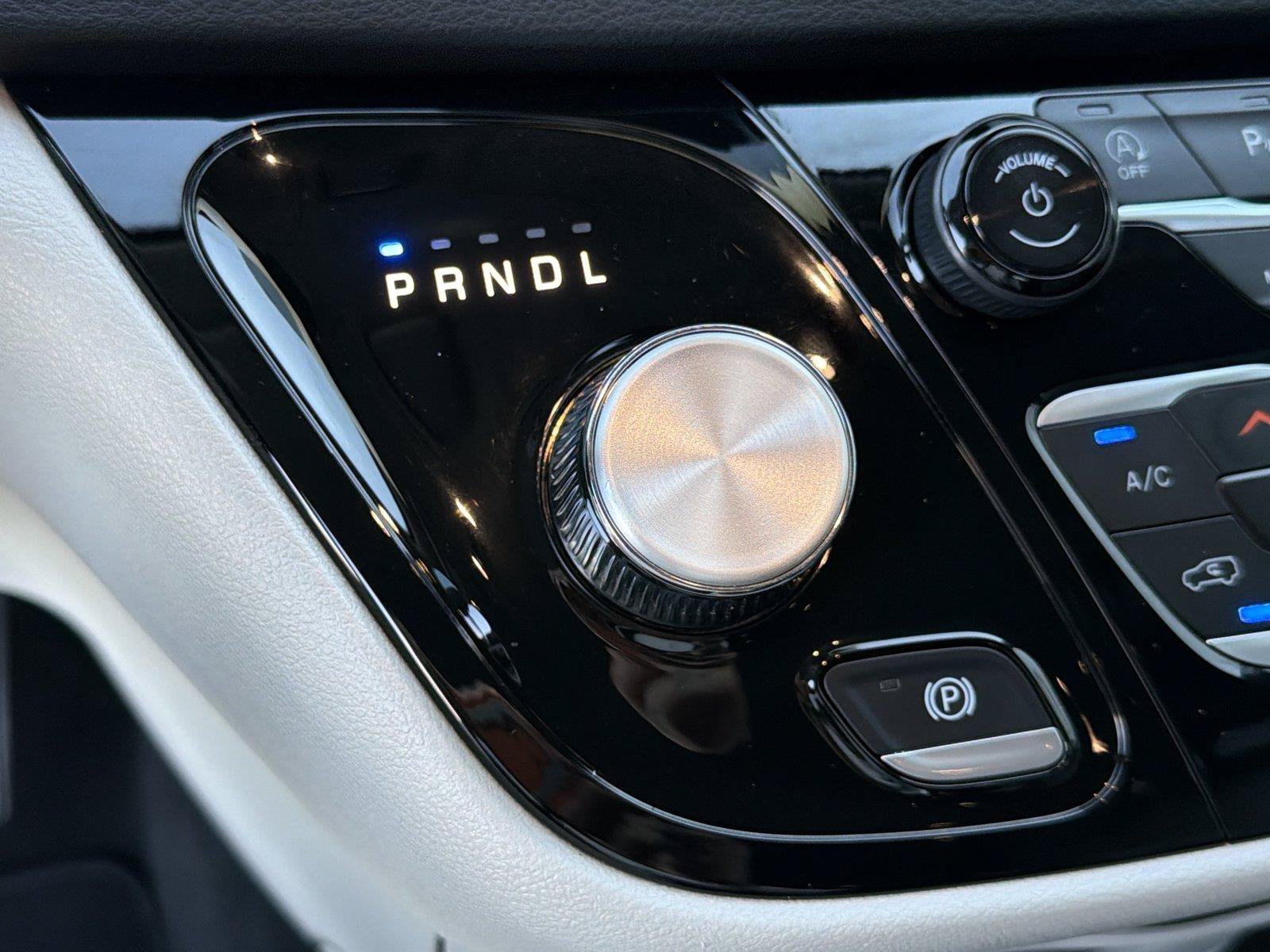 Used 2024 Chrysler Pacifica Touring-L FWD image 30