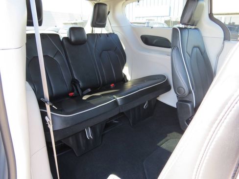 Used 2024 Chrysler Pacifica Limited w/ Trailer Tow Group FWD image 17