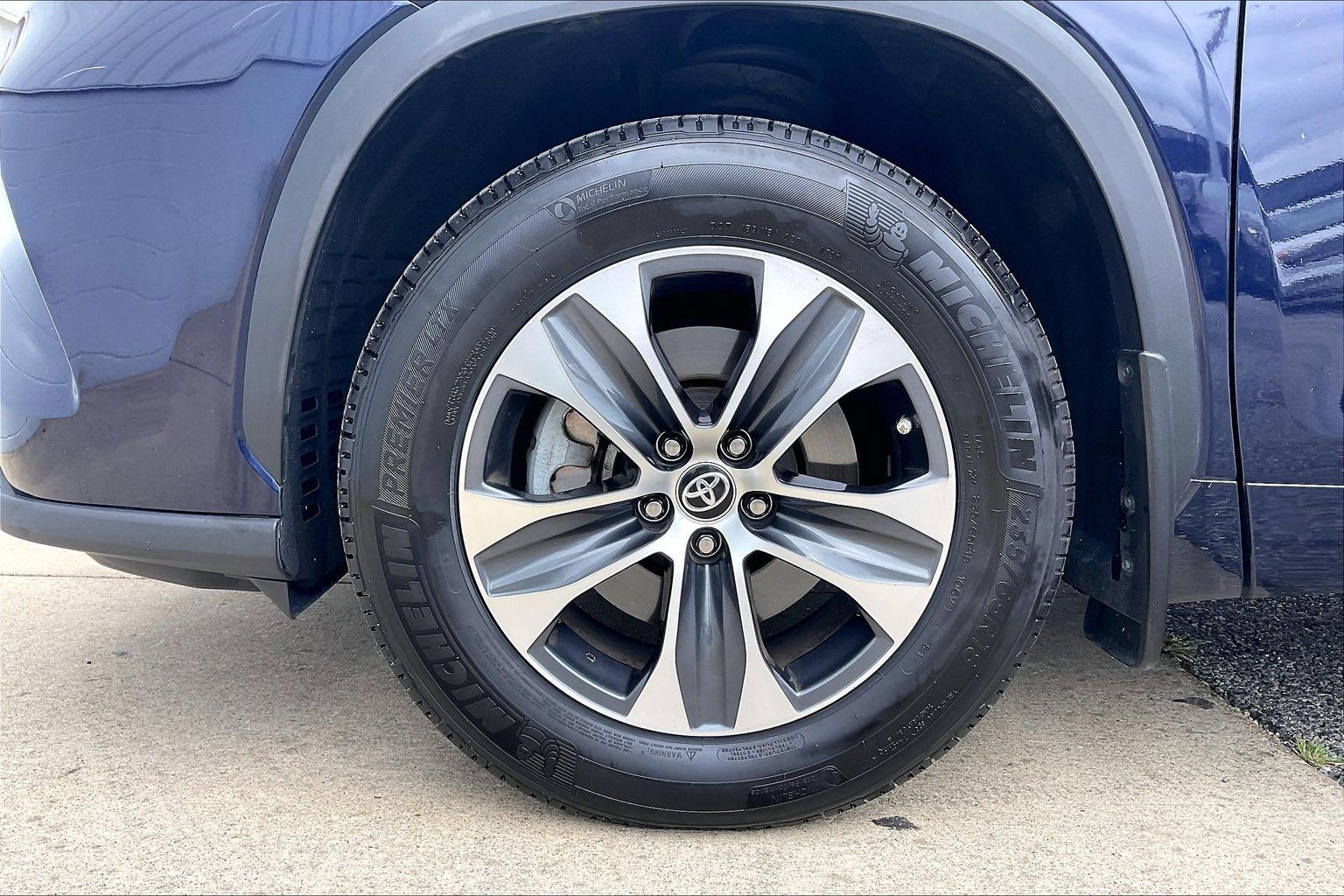 Used 2024 Toyota Highlander XLE AWD/4WD image 11