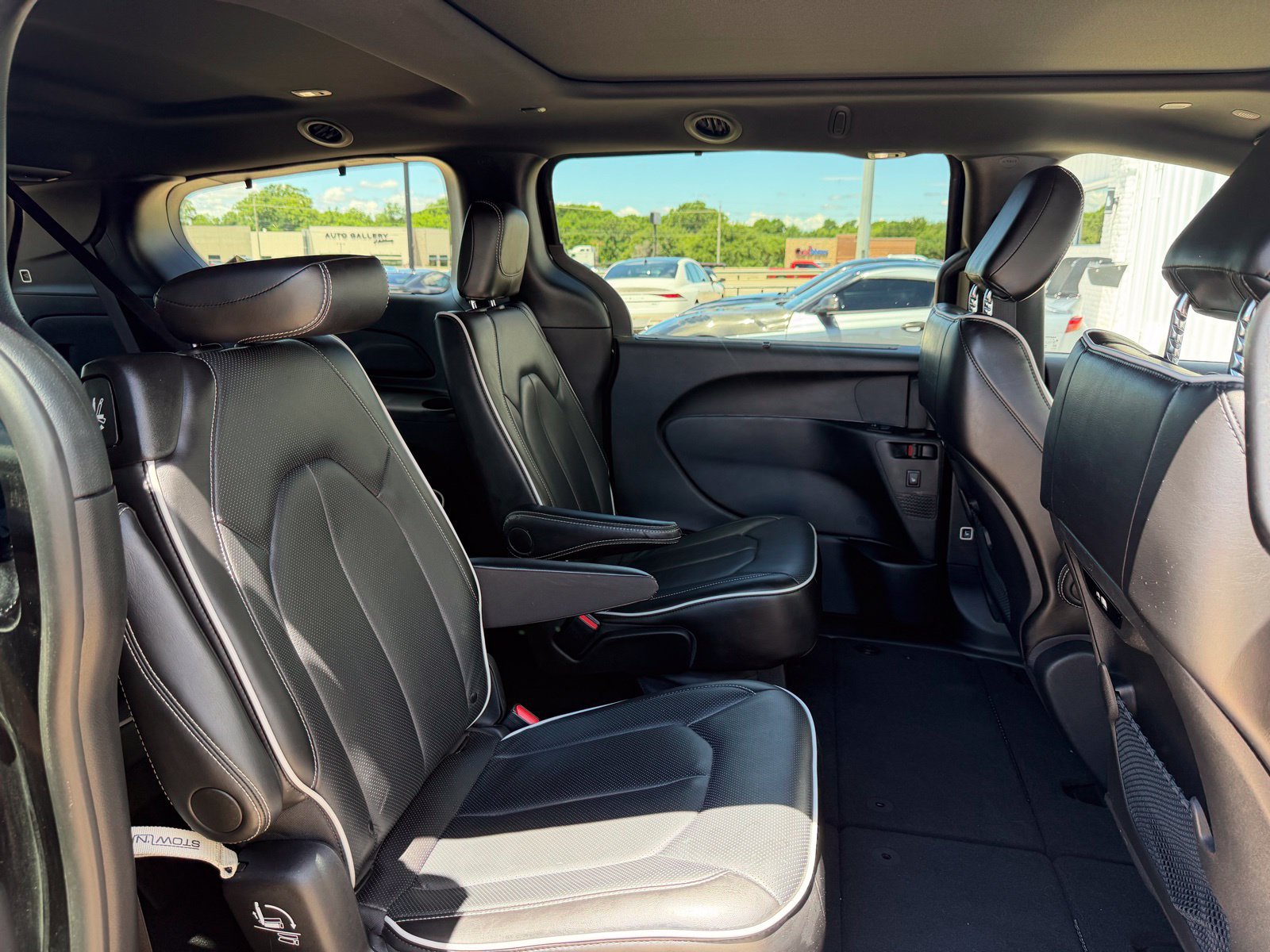 Used 2025 Chrysler Pacifica Limited FWD image 25