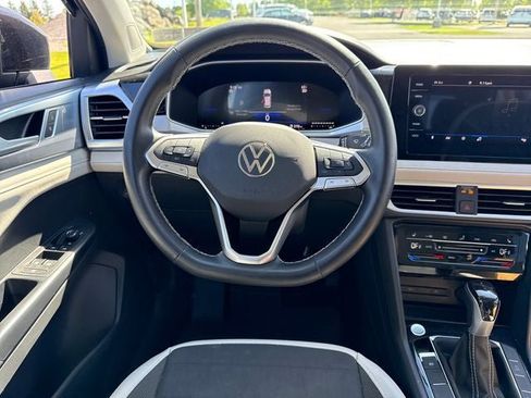 Used 2025 Volkswagen Taos SE AWD/4WD image 19