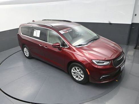 Used 2021 Chrysler Pacifica Touring-L image 11