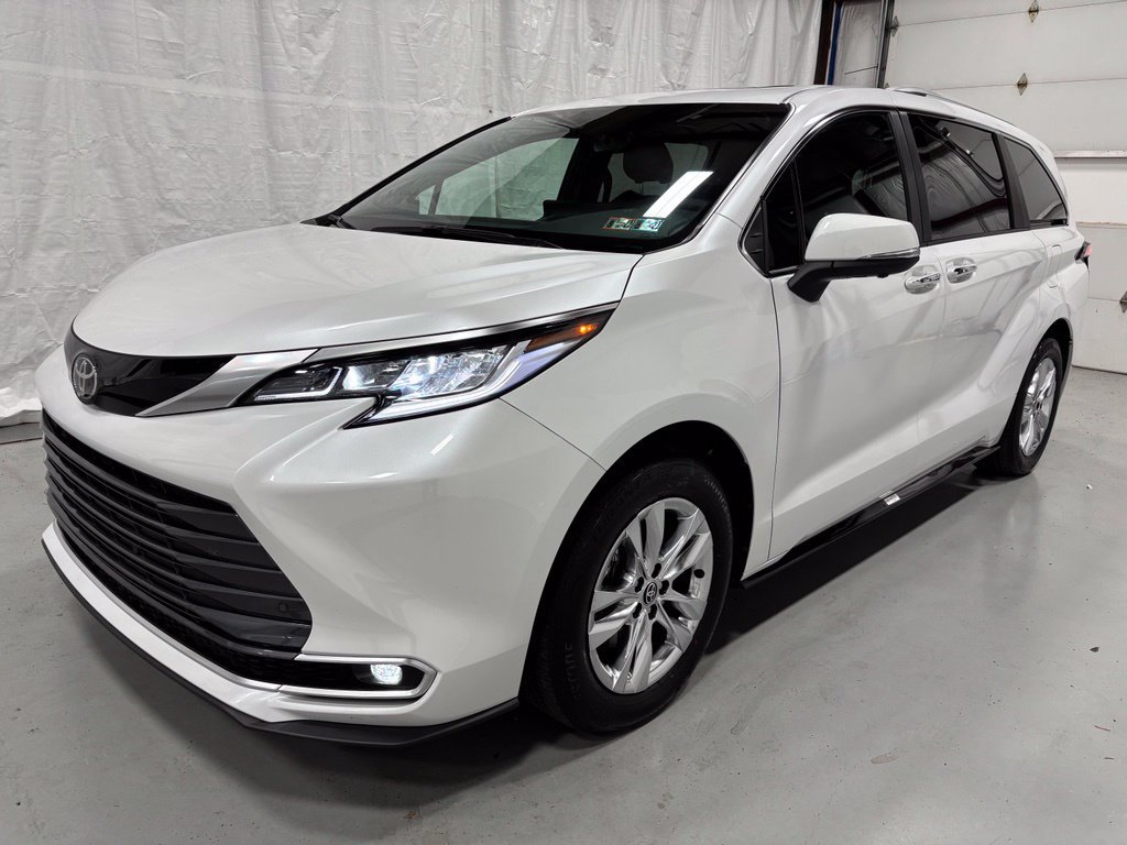 Used 2026 Toyota Sienna Limited FWD image 3