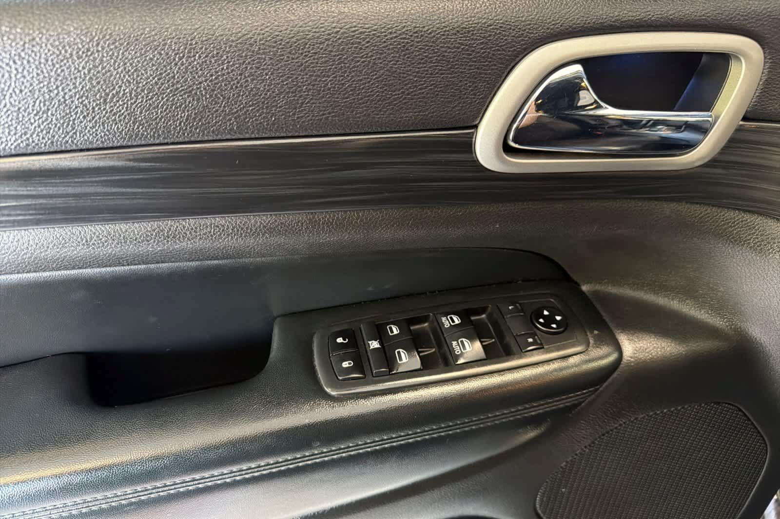 Used 2020 Jeep Grand Cherokee Altitude AWD/4WD image 12