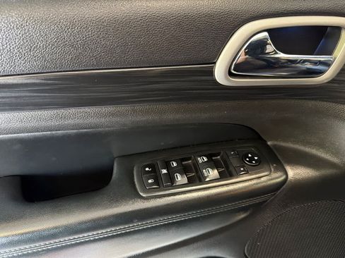 Used 2020 Jeep Grand Cherokee Altitude AWD/4WD image 12