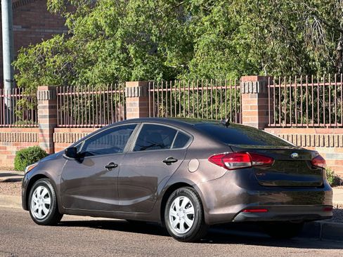 Used 2017 Kia Forte LX image 4