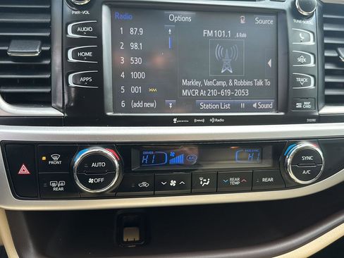 Used 2019 Toyota Highlander XLE image 14