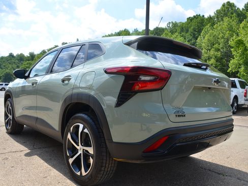 Used 2024 Chevrolet Trax RS FWD image 2