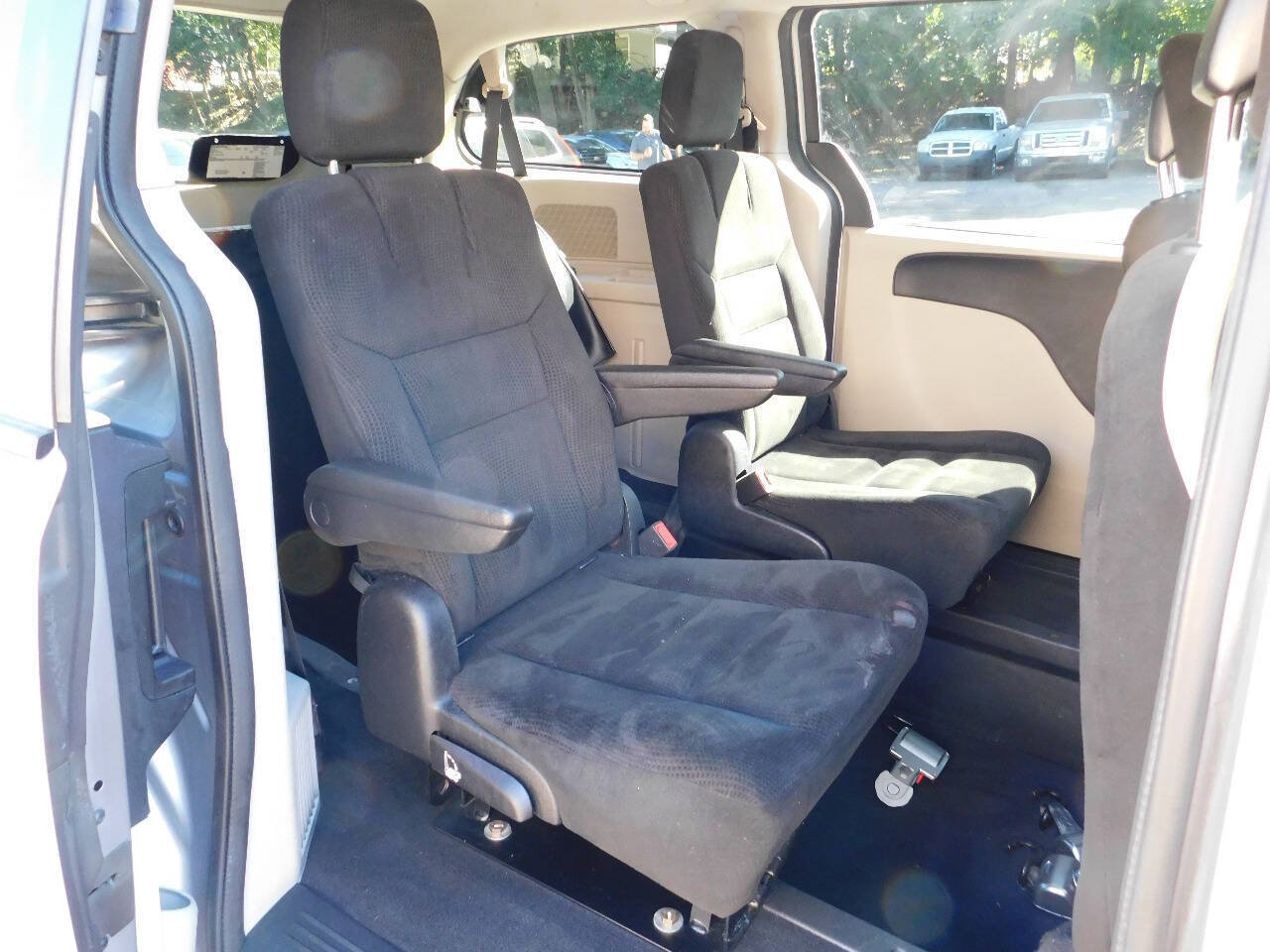 Used 2016 Dodge Grand Caravan SXT w/ Rear Park Assist Package FWD image 17