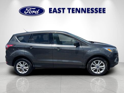 Used 2017 Ford Escape SE FWD image 2