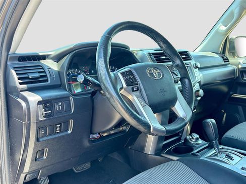Used 2016 Toyota 4Runner SR5 AWD/4WD image 9