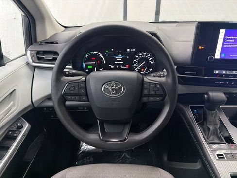 Used 2025 Toyota Sienna LE FWD image 23