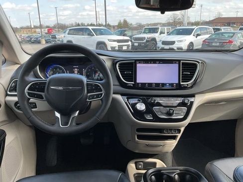 Used 2024 Chrysler Pacifica Touring-L image 16