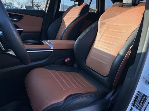 Used 2025 Mercedes-Benz GLC 300 4MATIC image 35