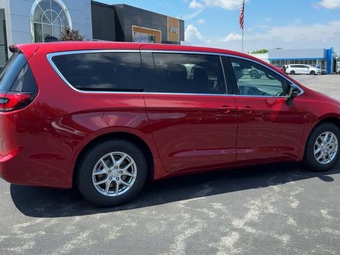 New 2027 Chrysler Pacifica Select FWD image 7
