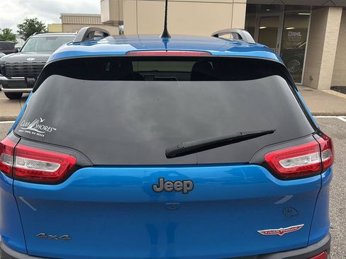 Used 2017 Jeep Cherokee Trailhawk AWD/4WD image 10
