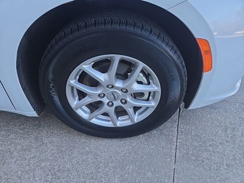 Used 2025 Chrysler Pacifica Select image 22