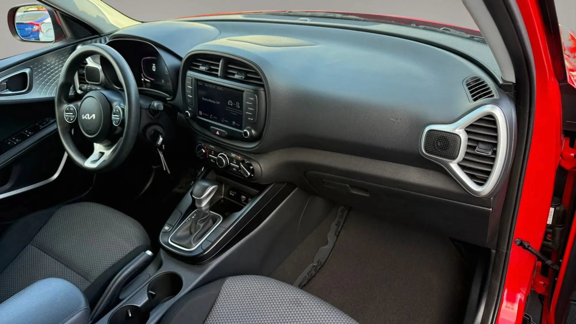 Used 2024 Kia Soul LX w/ LX Technology Package FWD image 29