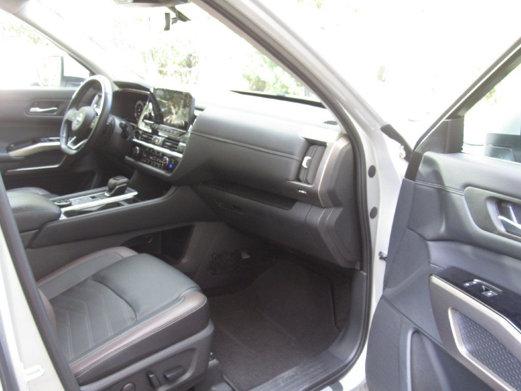 Used 2025 Nissan Pathfinder Platinum AWD/4WD image 18